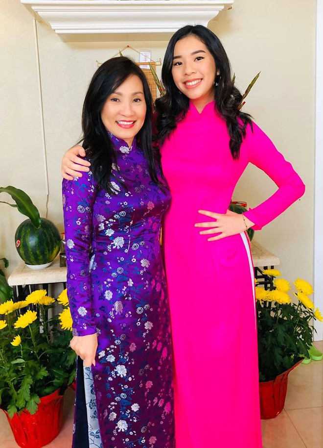 Nghệ sĩ Hồng Đào và con gái út nền nã, dịu dàng trong tà áo dài Việt Nam. Dưới phần bình luận, khán giả dự đoán Minh Châu sớm trở thành người đẹp trong tương lai.