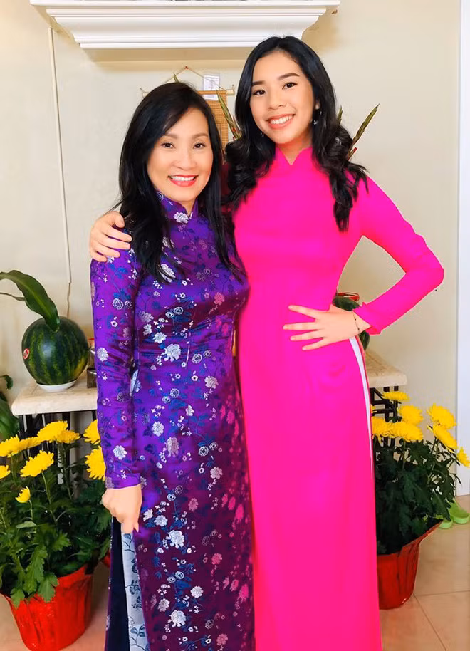 Nghệ sĩ Hồng Đào và con gái út nền nã, dịu dàng trong tà áo dài Việt Nam. Dưới phần bình luận, khán giả dự đoán Minh Châu sớm trở thành người đẹp trong tương lai.