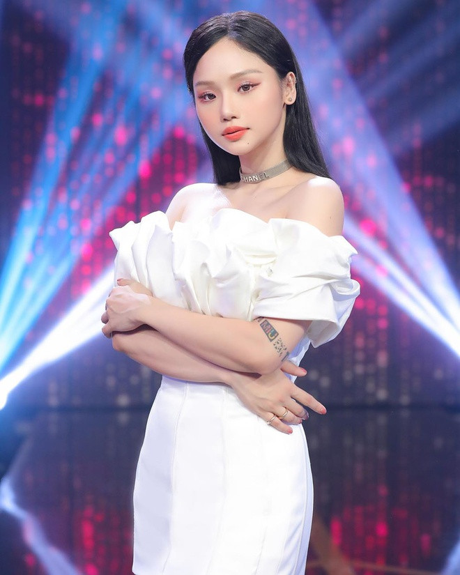 Bên cạnh đó, Miu vẫn trung thành các gam màu sắc thông qua loạt váy ngắn ôm cơ thể hoặc điểm xuyết cầu kỳ phần trên. Hình ảnh của nữ ca sĩ thêm phần cá tính khi được tô điểm bằng loạt vòng cổ ngọc trai, vòng joker hàng hiệu.