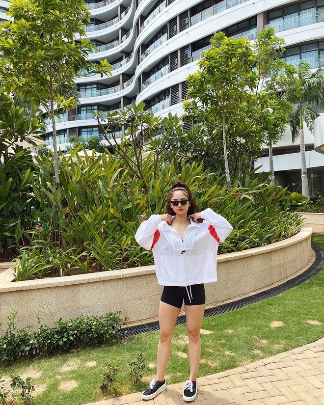 Từ vòng bụng ngấn mỡ, bắp đùi to, diễn viên Miu Lê đã thoải mái diện quần ngắn ôm sát mix&amp;match bra-top cùng áo khoác phom oversized khi dạo phố. Giọng ca Giá như cô ấy chưa xuất hiện cao 1,7 m nên dù chỉ mang sneakers thì cô vẫn trông thon thả, nổi bật.