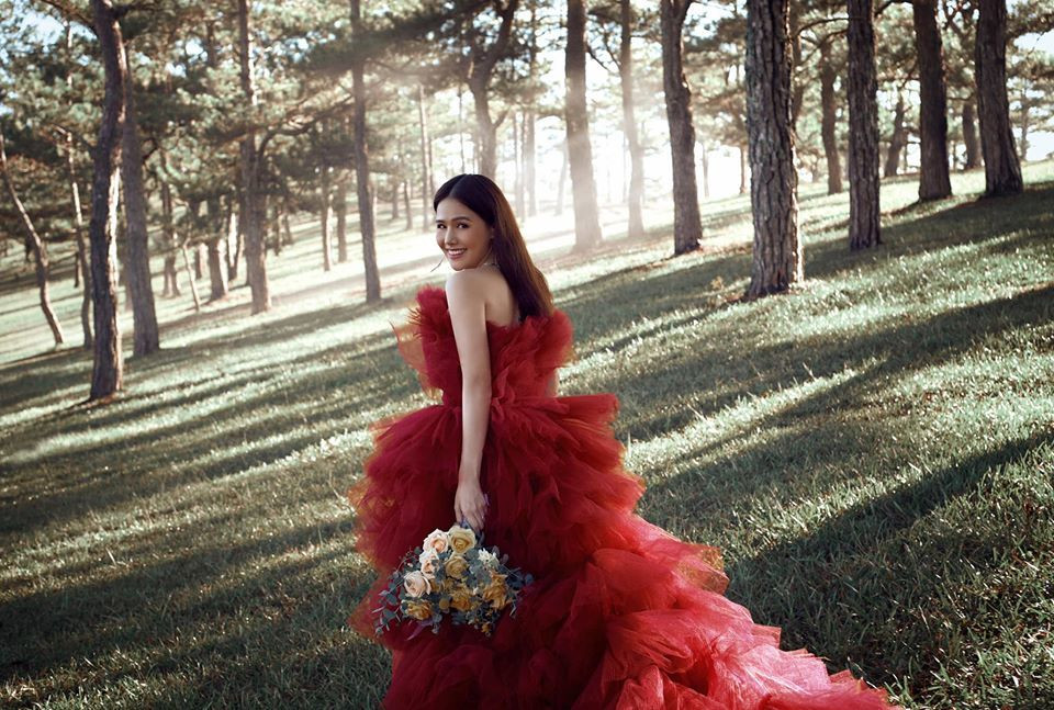 Dù xuất hiện trong trang phục nào, nữ diễn viên 9X cũng vô cùng nổi bật.