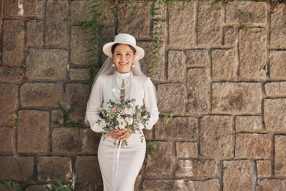 Trước đó 1 ngày, Phanh Lee chỉ đăng bức ảnh cưới giấu mặt chú rể để thông báo ngày cô xe hoa mà không chia sẻ gì thêm.