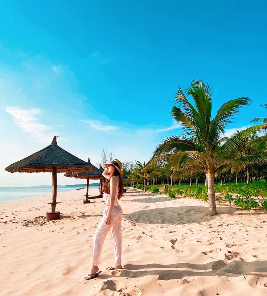 Loạt ảnh của Quế Vân ở biển khiến bạn bè trầm trồ.