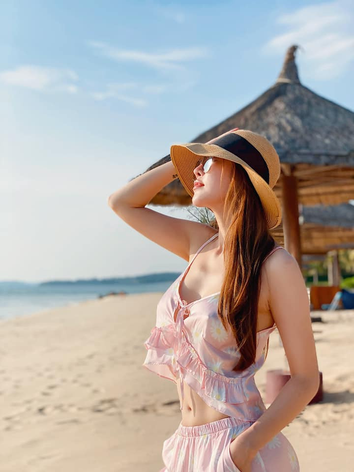 Trong loạt ảnh mới, cô nàng diện áo hai dây, thả rông vòng 1.