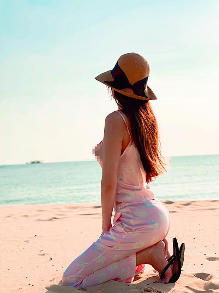 Tuy vậy, do mải mê tạo dáng, Quế Vân không tránh khỏi khoảnh khắc hớ hênh.