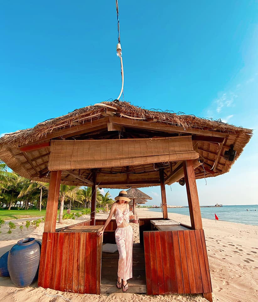 Nữ người mẫu thường xuyên khoe cuộc sống dư dả, ở trong căn hộ cao cấp trị giá hơn 8 tỷ, mua sắm hàng hiệu. Cô còn có những chuyến du lịch, nghỉ dưỡng sang chảnh.