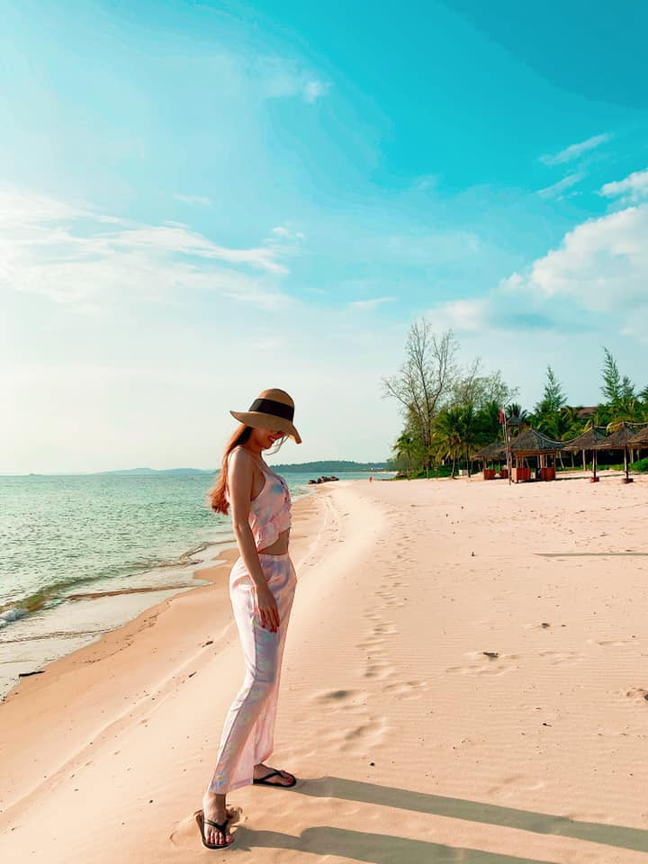 Quế Vân từng là người mẫu nổi tiếng của Vbiz. Ngoài ra, cô còn lấn sân sang lĩnh vực phim ảnh và ca hát. Tuy vậy, người đẹp cũng vướng khá nhiều thị phi.