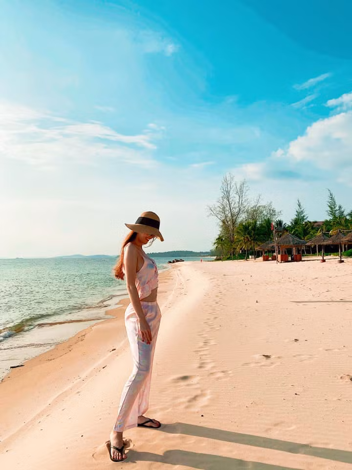 Quế Vân từng là người mẫu nổi tiếng của Vbiz. Ngoài ra, cô còn lấn sân sang lĩnh vực phim ảnh và ca hát. Tuy vậy, người đẹp cũng vướng khá nhiều thị phi.