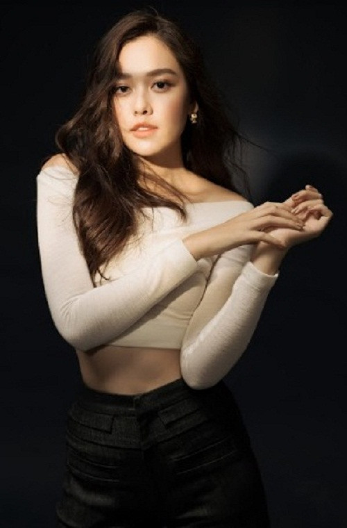 Trong bộ ảnh, Tường San khéo khoe thân hình mảnh mai với vòng eo con kiến đáng ngưỡng mộ.