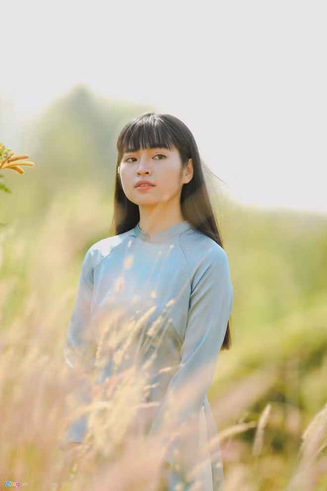 "Tôi thấy những cặp yêu lâu hay cãi nhau những chuyện lặt vặt. Nên tôi thích người đàn ông nào mà chững chạc và trưởng thành”, cô tâm sự thêm.