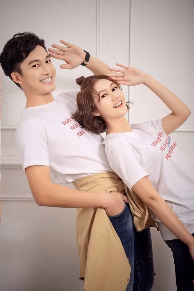 Trong phim Cô gái nhà người ta, Đình Tú đóng vai người yêu của Phương Oanh. Còn Hương Giang đảm nhận vai Mận và có mối tình trắc trở với người khác. Nhưng ngoài đời, họ là một cặp.