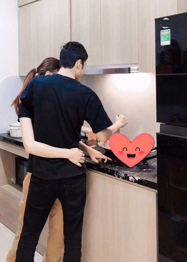 Chia sẻ với Zing, Phương Oanh cho biết người yêu hơn cô 2 tuổi và làm trong ngành khoáng sản. Nữ diễn viên tâm sự họ quen nhau thông qua giới thiệu của một người bạn. Trong lần đầu gặp gỡ, cô gần như trúng tiếng sét ái tính.