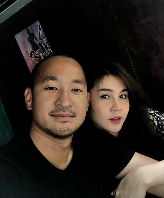 Hồi cuối tháng 3, MC - diễn viên Thu Hoài cũng bật mí hình ảnh chụp chung đầu tiên với bạn trai. Cô nhận được nhiều lời chúc mừng từ bạn bè, đồng nghiệp. Người yêu của Thu Hoài từng du học tại Mỹ trước khi trở về Việt Nam phát triển sự nghiệp kinh doanh.