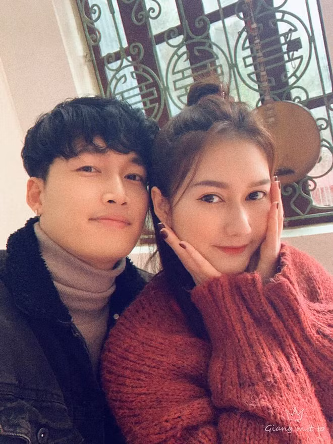 Cả hai gắn bó được khoảng hơn 3 năm, song cũng hạn chế chia sẻ về chuyện đời tư. Hương Giang hơn bạn trai 3 tuổi và là mẹ đơn thân.