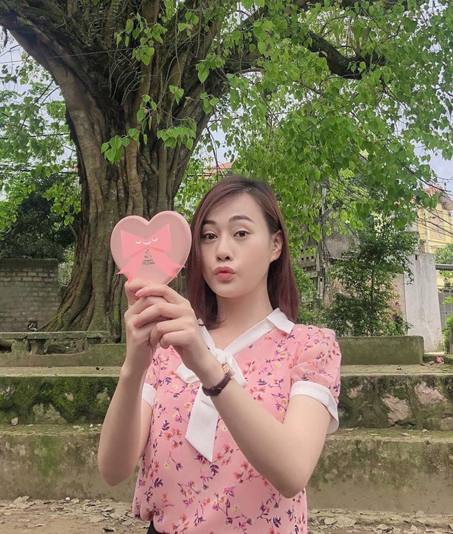 Hiện, diễn viên Phương Oanh tham gia phim truyền hình Những ngày không quên cùng dàn diễn viên Cô gái nhà người ta và Về nhà đi con. Phim đề cập tới nhiều vấn đề trong mùa dịch, đơn cử như việc đổ xô mua đồ ăn tích trữ, lan truyền thông tin không đúng sự thực trên mạng xã hội, găm hàng nhằm bán giá cao…