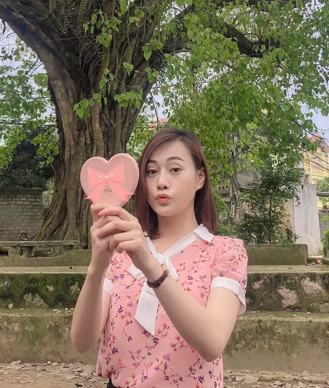 Hiện, diễn viên Phương Oanh tham gia phim truyền hình Những ngày không quên cùng dàn diễn viên Cô gái nhà người ta và Về nhà đi con. Phim đề cập tới nhiều vấn đề trong mùa dịch, đơn cử như việc đổ xô mua đồ ăn tích trữ, lan truyền thông tin không đúng sự thực trên mạng xã hội, găm hàng nhằm bán giá cao…