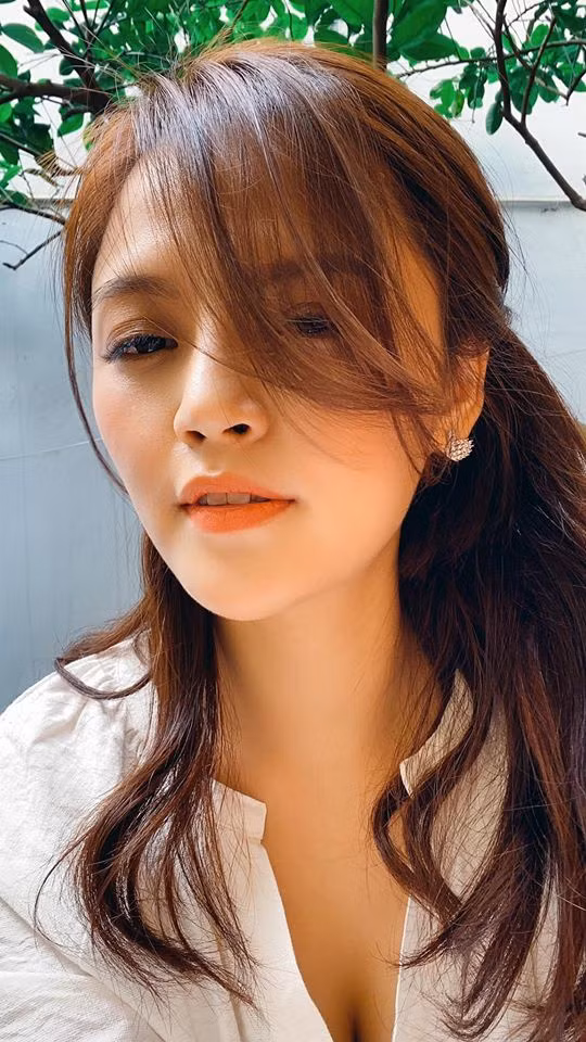 Thu Quỳnh vốn kín tiếng chuyện tình cảm, song mới đây, một số khoảnh khắc hạnh phúc của cô và bạn trai được chia sẻ trên mạng, khiến khán giả chú ý.