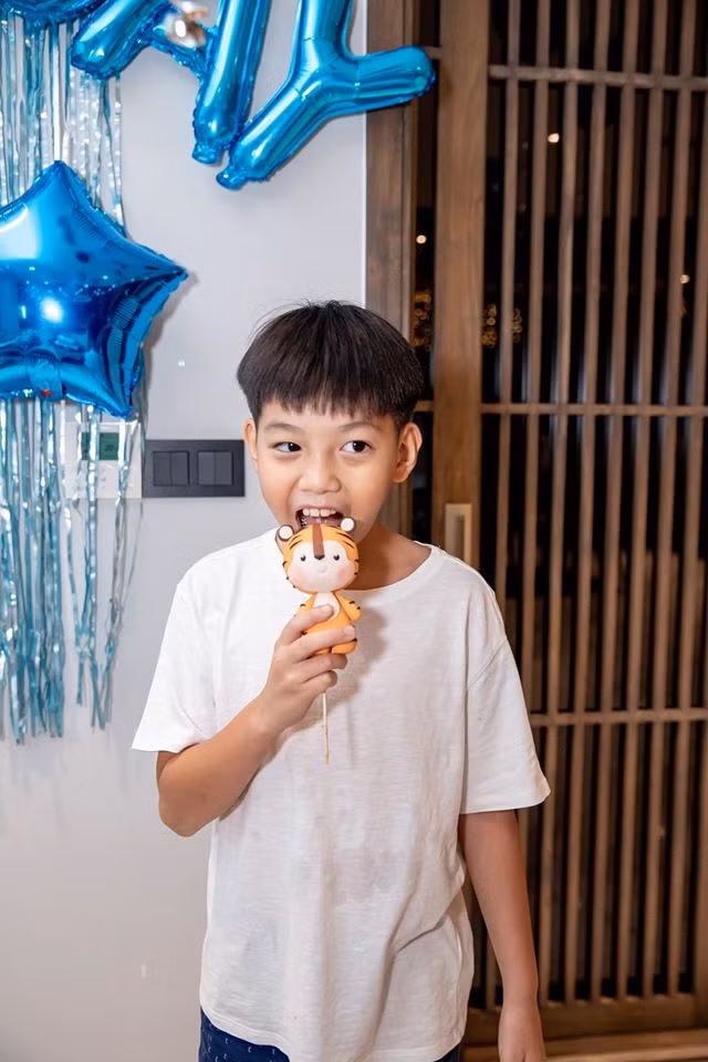 Được học trong môi trường giáo dục chuẩn của Anh nên Subeo được học tiếng Anh từ mẫu giáo. Nhờ vậy, cậu bé đã nói trôi chảy ngoại ngữ này. Hồ Ngọc Hà nhiều lần chia sẻ clip con trai thuyết trình tiếng Anh tự tin. Cô tự hào khoe: "Con trai nói tiếng Anh giỏi hơn mẹ".