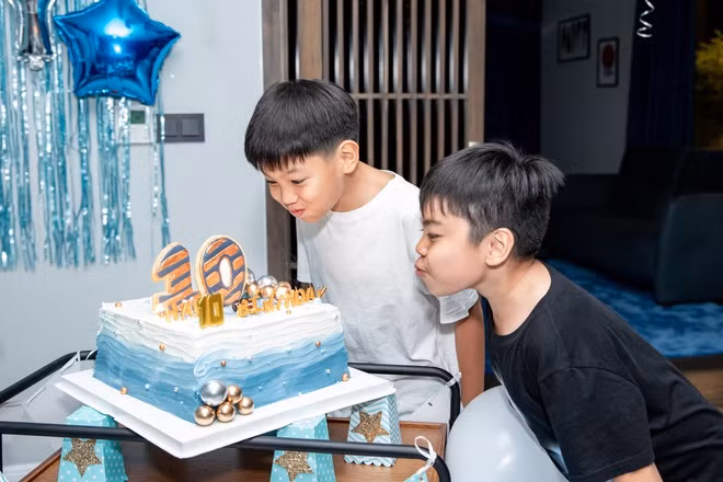 Subeo đang theo học tại một trường quốc tế nổi tiếng ở TP.HCM. Theo công bố của trường trên trang web chính thức, mức học phí dành cho học sinh như Subeo là hơn 550 triệu đồng mỗi năm. Tiền học phí cũng tăng dần theo từng lớp học.