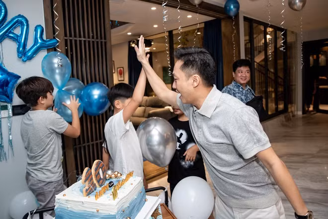 Cường Đô La vui vẻ bên con trai trong ngày sinh nhật. Sau ly hôn, anh và vợ cũ vẫn dành cho con trai sự chăm sóc đặc biệt và tình yêu thương đầy đủ.