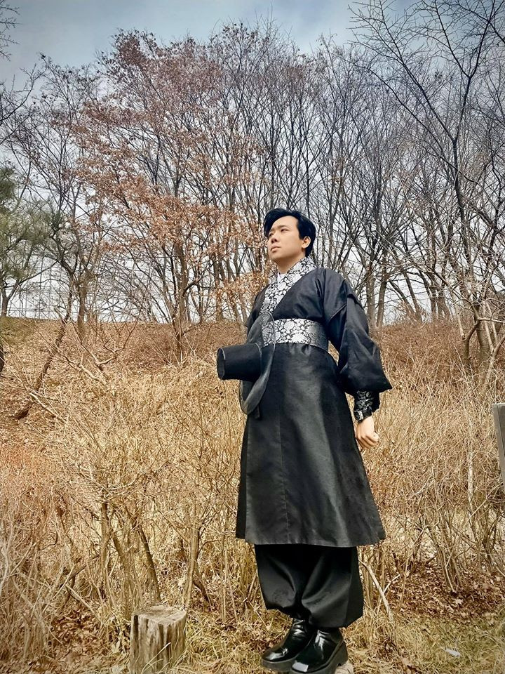 "Bố già" Trấn Thành tạo dáng chất lừ giữa khung cảnh thiên nhiên.