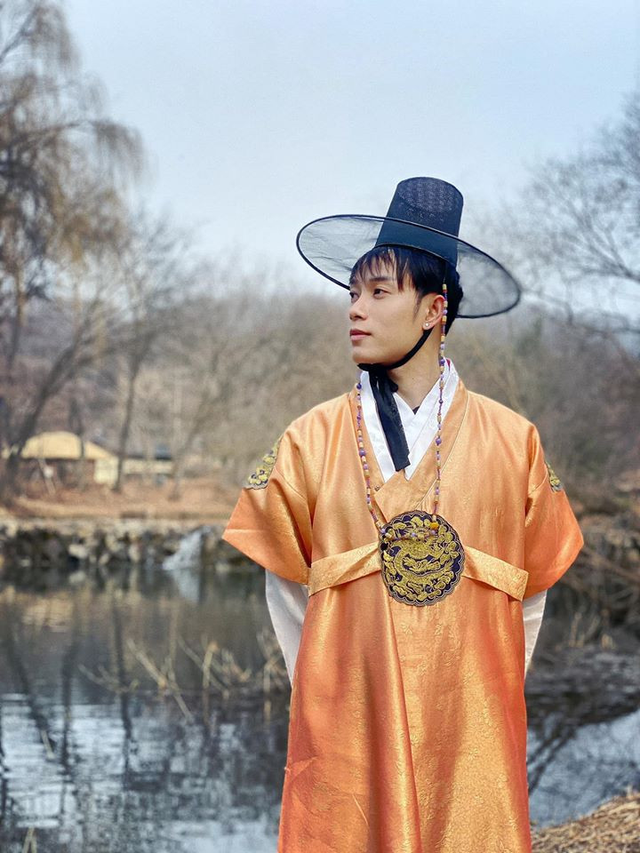 Hình ảnh Trúc Nhân đi du lịch cùng ê-kíp "Bố già".