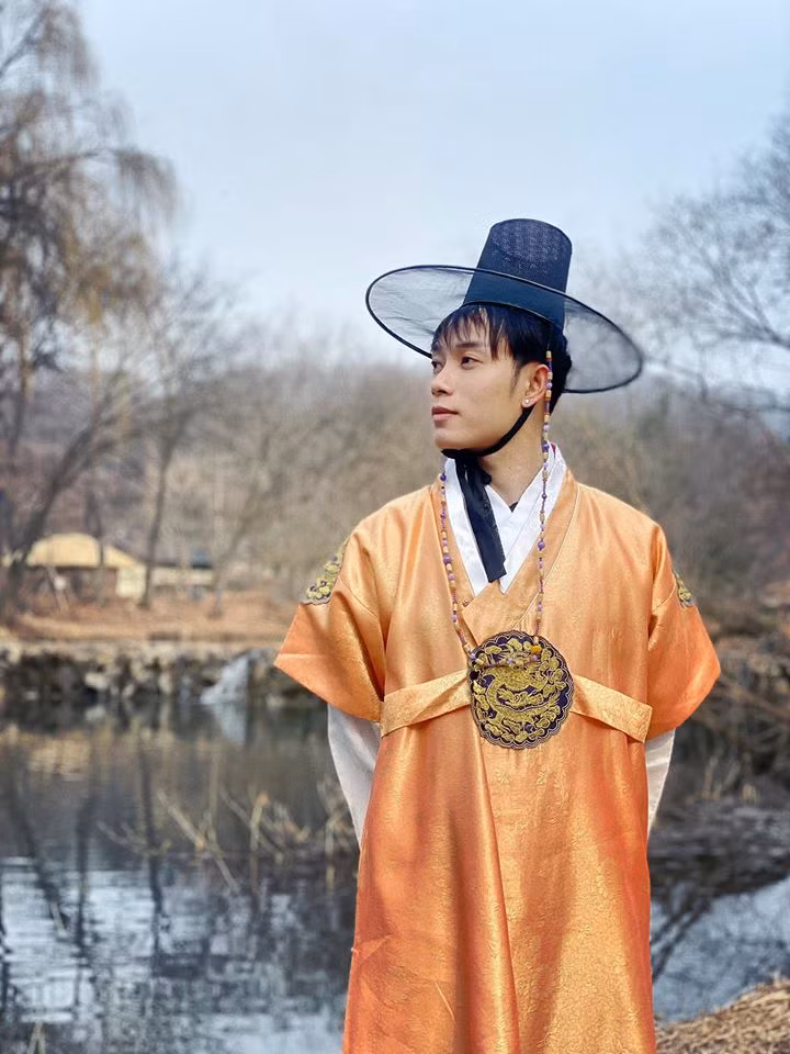 Hình ảnh Trúc Nhân đi du lịch cùng ê-kíp "Bố già".