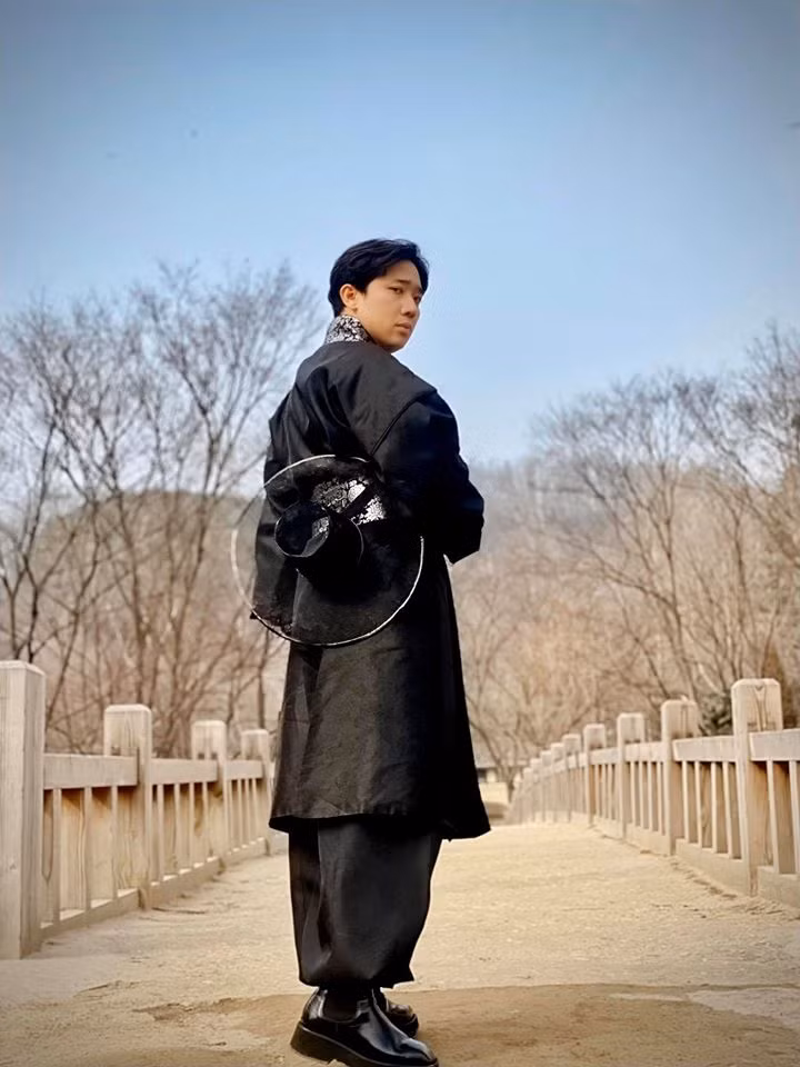 Nam diễn viên viết trên trang cá nhân: "Sanh thần thứ 33 rồi đó. Già tới nơi rồi! Năm nay thành công hơn nữa để giúp đỡ nhiều người hơn nữa nha Xìn. 1000 kế hoạch phải thực hiện. Cố lên nào! Chạy thôi!".