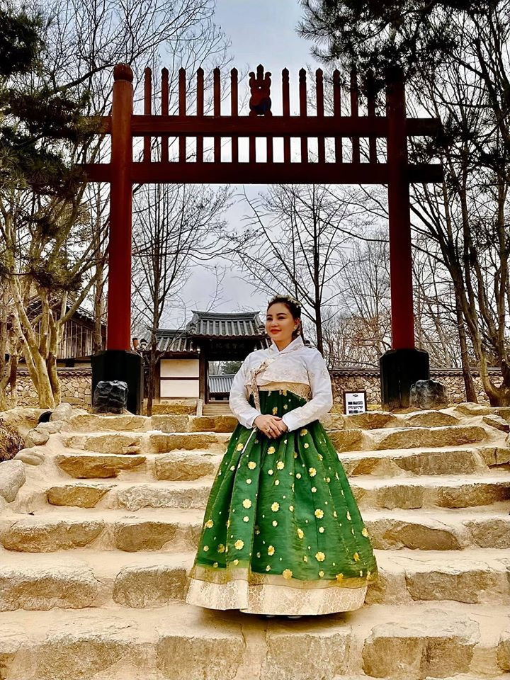 Nghệ sĩ Lê Giang diện hanbok tạo dáng tại Hàn Quốc.