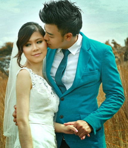 Được biết, Thanh Huyền quê gốc ở Ninh Bình, từng có thời gian du học ở Anh. Sau khi về nước, cô làm việc trong lĩnh vực dầu khí và quen biết Tuấn Tú nhờ sự giới thiệu của bạn bè.