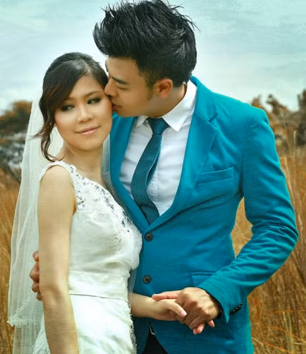 Được biết, Thanh Huyền quê gốc ở Ninh Bình, từng có thời gian du học ở Anh. Sau khi về nước, cô làm việc trong lĩnh vực dầu khí và quen biết Tuấn Tú nhờ sự giới thiệu của bạn bè.