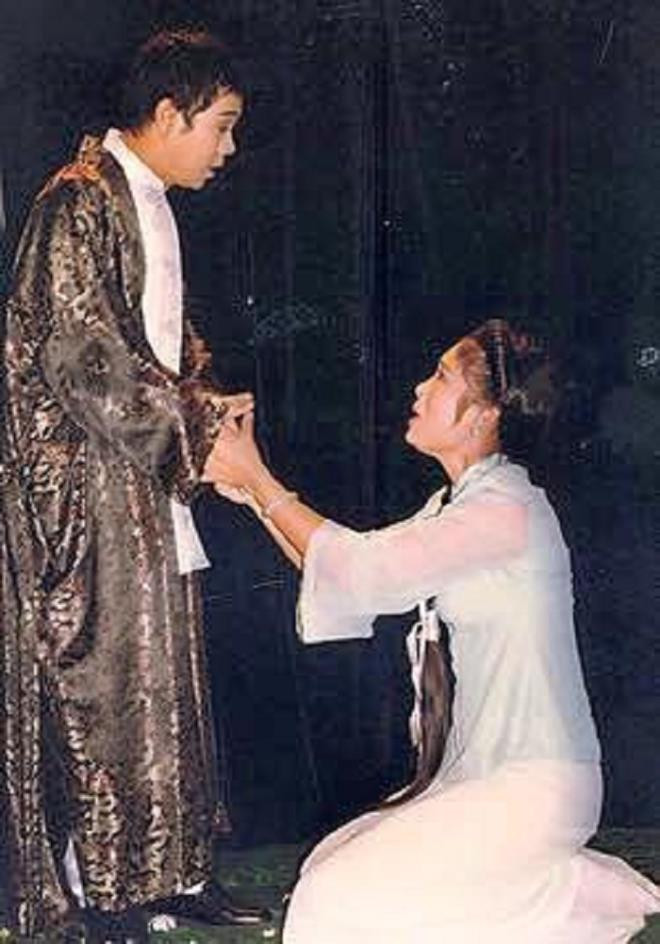 NSND Hồng Vân và NSND Thành Lộc khi còn trẻ. Ngoài diễn kịch, đóng phim, NSND Hồng Vân từng lấn sang lĩnh vực ca hát và có một số MV rất ăn khách thời đó. MV "Người tình mùa đông" của chị có sự tham gia điễn xuất của tài tử quá cố Lê Công Tuấn Anh.