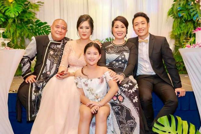 Gia đình hạnh phúc của NSND Hồng Vân và Lê Tuấn Anh.