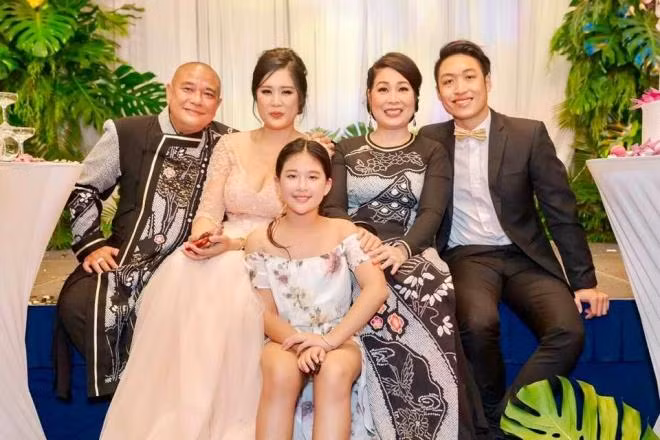 Gia đình hạnh phúc của NSND Hồng Vân và Lê Tuấn Anh.