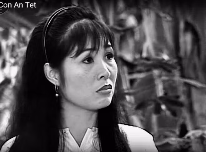 NSND Hồng Vân từng tham gia rất nhiều phim như: "Võ sĩ bất đắc dĩ", "Cô thủ môn tội nghiệp", "Khi đàn ông có bầu", "Gạo nếp, gạo tẻ"... Tuy nhiên, lĩnh vực làm nên tên tuổi của chị là sân khấu. Ngoài vai trò diễn viên, chị còn là đạo diễn và là chủ của hai sân khấu kịch tại TP.HCM.