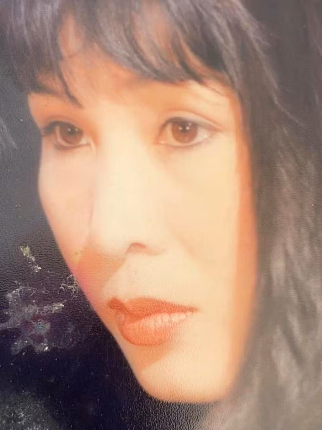 NSND Hồng Vân sở hữu gương mặt xinh đẹp, đặc biệt là đôi mắt luôn mang một nét buồn man mác.