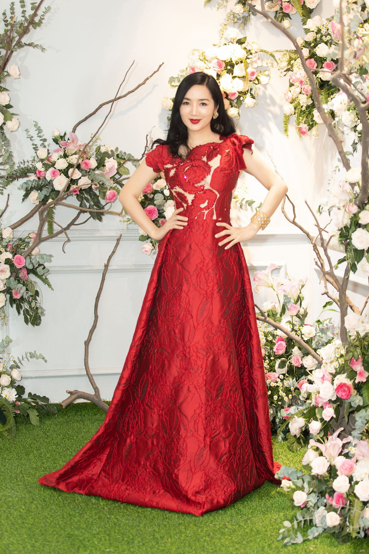 Giáng My khoe nét yêu kiều khi diện chiếc đầm đỏ thiết kế nổi bật.