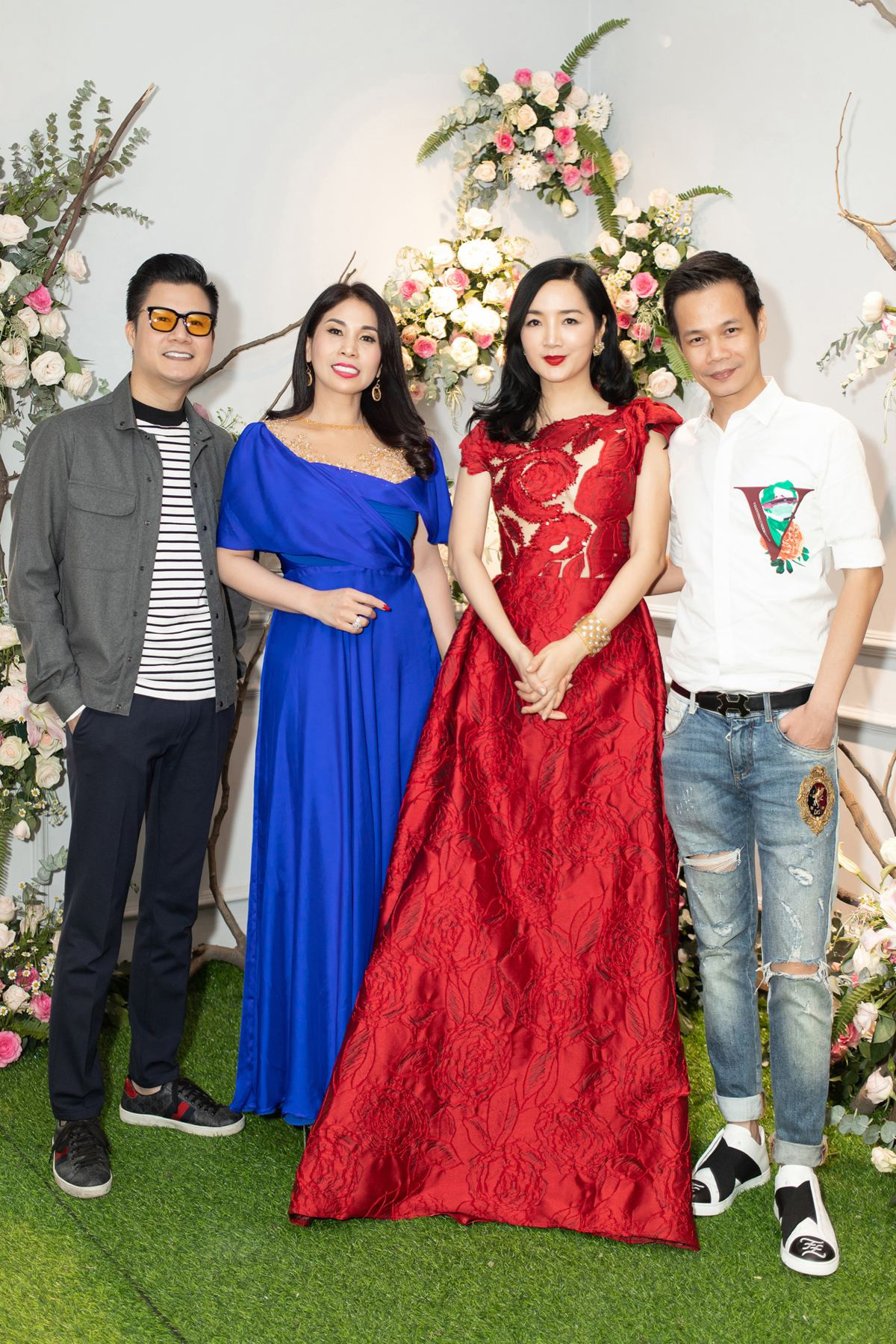 Hoa hậu Giáng My chụp ảnh cùng dàn sao Việt.