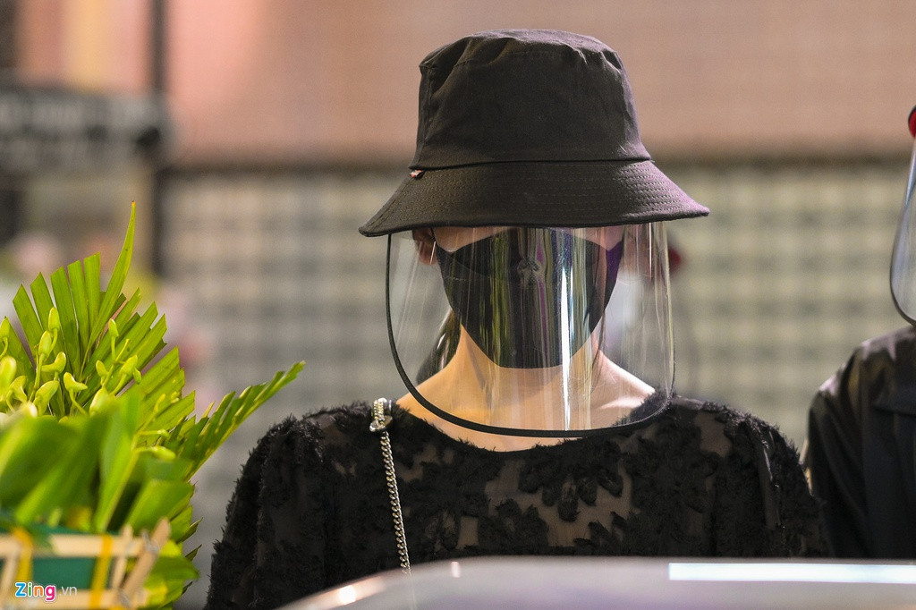 Hari Won cho biết tuy chỉ gặp Mai Phương trong một số game show nhưng ấn tượng với nụ cười của đồng nghiệp. "Mình cũng từng là bệnh nhân ung thư. Mình cũng bằng tuổi bạn. Lúc trước, chỉ mong bạn hạnh phúc với con và có sức khỏe. Vậy mà cuối cùng bạn cũng đi quá xa. Bạn đi thanh thản. Đừng đau nữa nhé", cô viết về Mai Phương.