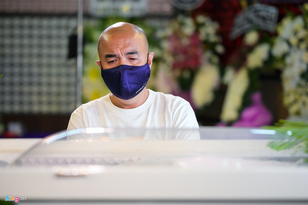 Đạo diễn Quốc Thuận đến bên linh cữu, xúc động nhìn Mai Phương lần cuối. Anh gọi cô là "cô gái bé nhỏ nhưng nghị lực".