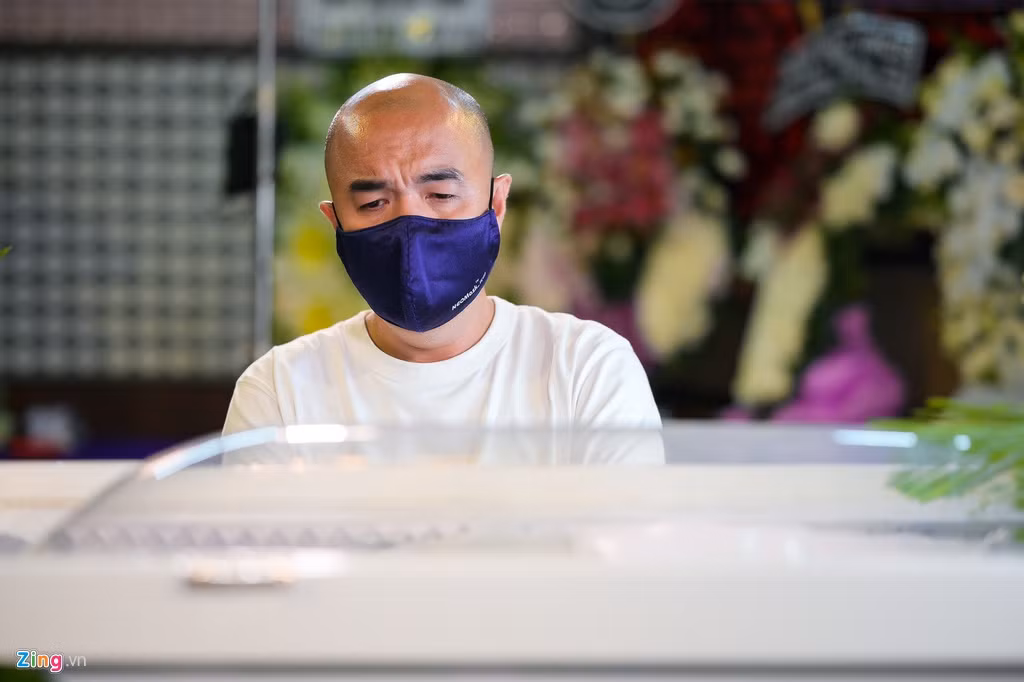 Đạo diễn Quốc Thuận đến bên linh cữu, xúc động nhìn Mai Phương lần cuối. Anh gọi cô là "cô gái bé nhỏ nhưng nghị lực".