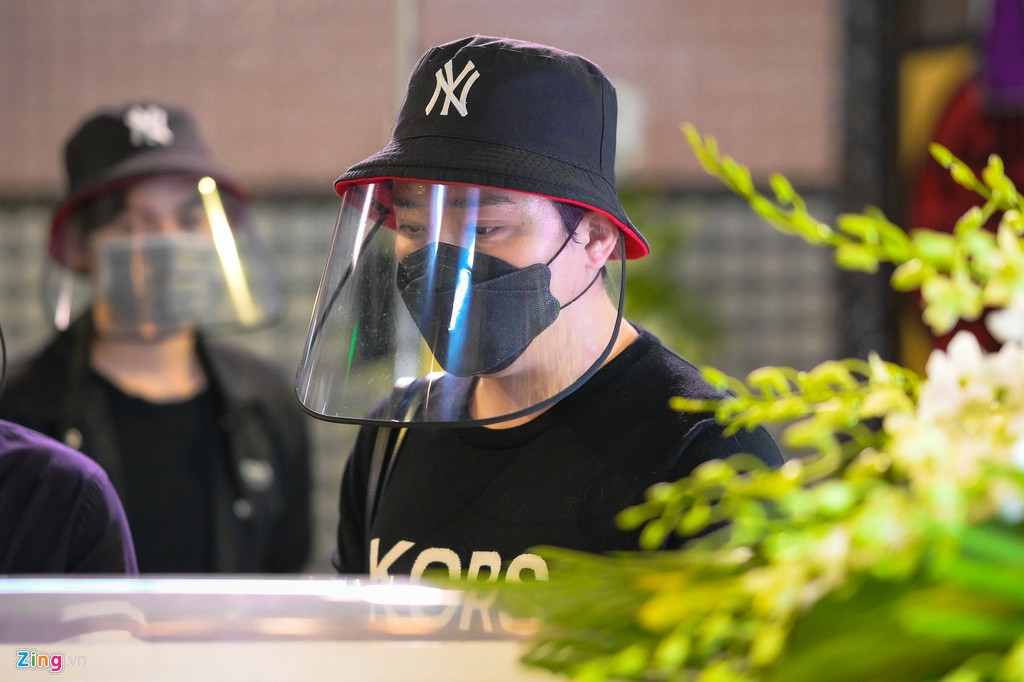 Nghe tin Mai Phương qua đời, Trấn Thành chia sẻ kỷ niệm về những lần làm việc chung với cô. Anh cho rằng Mai Phương luôn cố gắng mỉm cười là để che giấu những dồn nén, chịu đựng, luôn tỏ ra lạc quan để trấn an bản thân trước những ngả nghiêng sắp đổ xô vào đời mình. Trong mắt Trấn Thành, nữ diễn viên chưa bao giờ ngưng chiến đấu với cuộc sống để giành lại 2 chữ hạnh phúc.