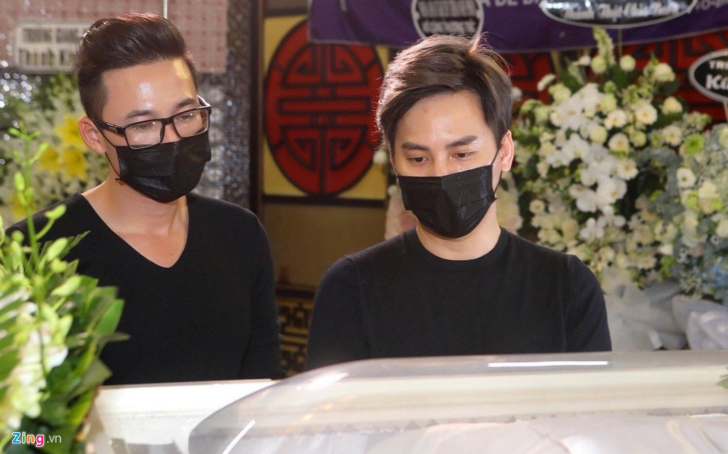 MC Ngọc Châu và Hà Trí Quang đến viếng Mai Phương lúc đêm muộn. Cả hai không kìm được nước mắt khi đến bên linh cữu đồng nghiệp. Ngọc Châu là người đồng nghiệp thân thiết luôn ở bên Mai Phương. Anh luôn trân quý cô. Thời điểm Mai Phương mắc bệnh hiểm nghèo, nữ diễn viên vẫn động viên MC Ngọc Châu tham gia các chương trình nghệ thuật. Xem video "Ước nguyện giản dị của Mai Phương trước khi qua đời". Nguồn VTC: