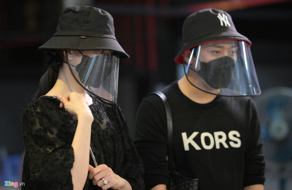 Tang lễ diễn ra trong lúc dịch bệnh căng thẳng nên gia đình Mai Phương làm đơn giản. Thi hài nữ diễn viên sẽ được đưa hỏa táng tại Bình Hưng Hòa vào sáng 31/3. Đến tiễn đưa đồng nghiệp, Trấn Thành và Hari Won không giấu được nỗi buồn. Cả hai đến bên linh cữu, nhìn Mai Phương lần cuối.