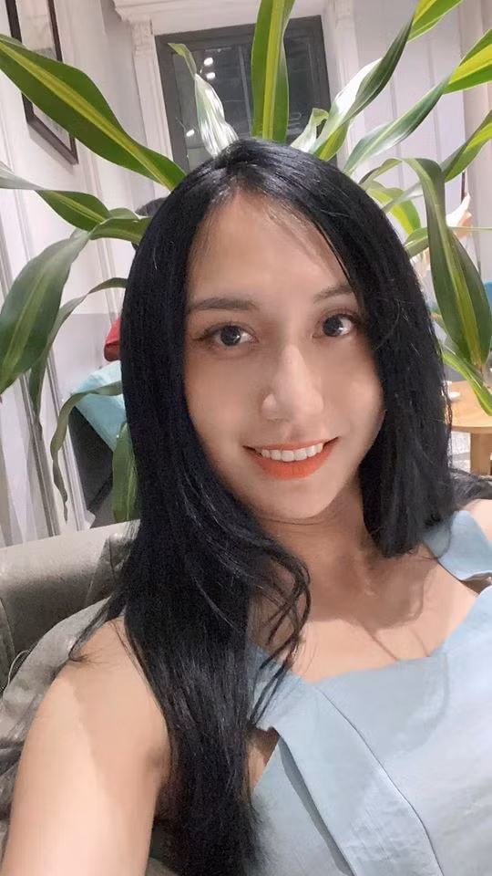 Có thể thấy sau khi nối tóc cũng như trang điểm kĩ càng, Lynk Lee không hề thua kém bất kì mỹ nhân nào. Nhiều người còn nhận xét rằng, Lynk Lee xinh hơn rất nhiều “gái thẳng” khác bởi nếu zoom cận mặt thì những đường nét trên khuôn mặt đều khá hài hoà và hoàn hảo và không có khuyết điểm nào.