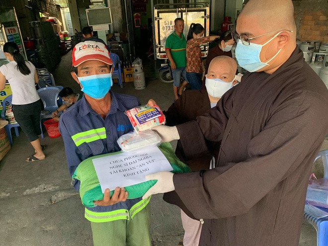 MC Dai Nghia quyen gop 147 tan gao cho dan ngheo giua dich COVID-19-Hinh-4