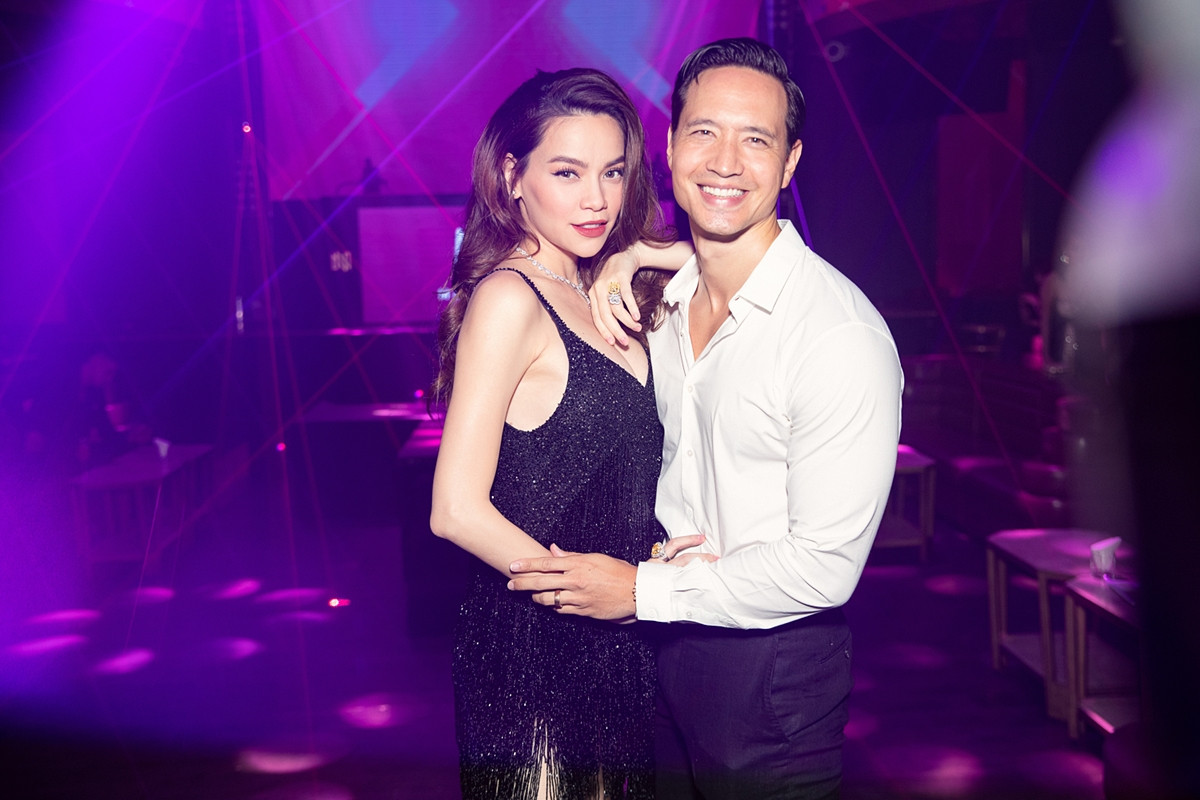 Hà Hồ từng cho biết Kim Lý là người mang lại cho cô cảm giác bình yên. Dù chưa nghĩ đến chuyện kết hôn nhưng trong 2 năm gắn bó, cặp đôi luôn dành thời gian quan tâm đến gia đình đối phương. Nam diễn viên còn rất yêu thương bé Su Beo (con trai riêng của Hồ Ngọc Hà). Tháng 10 năm ngoái, bố mẹ Kim Lý đến thăm nhà Hồ Ngọc Hà ở TP.HCM. Nữ ca sĩ cũng từng bay sang Thụy Điển thăm nhà bạn trai.