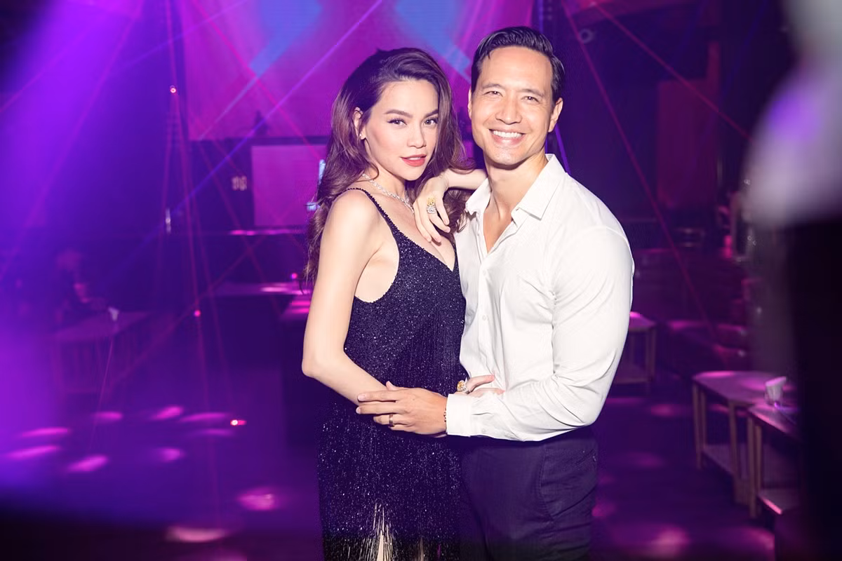 Hà Hồ từng cho biết Kim Lý là người mang lại cho cô cảm giác bình yên. Dù chưa nghĩ đến chuyện kết hôn nhưng trong 2 năm gắn bó, cặp đôi luôn dành thời gian quan tâm đến gia đình đối phương. Nam diễn viên còn rất yêu thương bé Su Beo (con trai riêng của Hồ Ngọc Hà). Tháng 10 năm ngoái, bố mẹ Kim Lý đến thăm nhà Hồ Ngọc Hà ở TP.HCM. Nữ ca sĩ cũng từng bay sang Thụy Điển thăm nhà bạn trai.