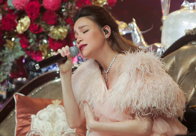 Sau thời gian cống hiến cho nghệ thuật nữ ca sĩ có kế hoạch ngừng làm việc vài tháng. "Tôi lùi về ở ẩn cho chính cuộc sống của mình một chút. Biết đâu tôi sẽ “máu” hơn, lại tưng bừng trên sân khấu nếu mọi người vẫn cho phép", Hồ Ngọc Hà cho biết. Dù chỉ đề cập đến việc sẽ tạm lui về hậu trường trong thời gian tới, không nhắc chính xác cụm từ sẽ sinh song thai nhưng không khó đoán ra nữ ca sĩ Hồ Ngọc Hà sắp chào đón 2 nhóc tỳ - là kết tinh tình yêu giữa cô và bạn trai Kim Lý.