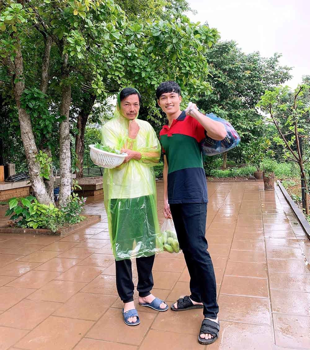 Diễn viên Đình Tú chia sẻ ảnh hậu trường dí dỏm cùng NSND Trung Anh trong dự án phim “Những ngày không quên”.